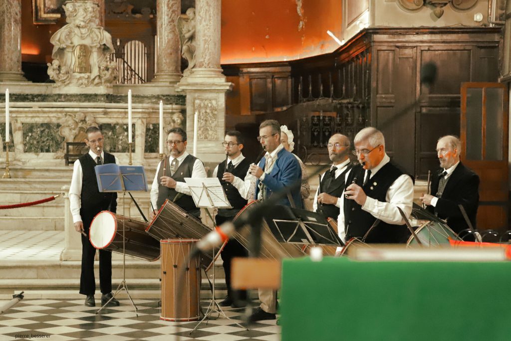 tambourinaires messe santonniers